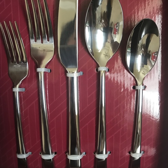 Mikasa set of 4 Dinner Set Utensils - Picture 2 of 5